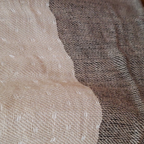 Lovely understated reversible scarf - Picture 3 of 7